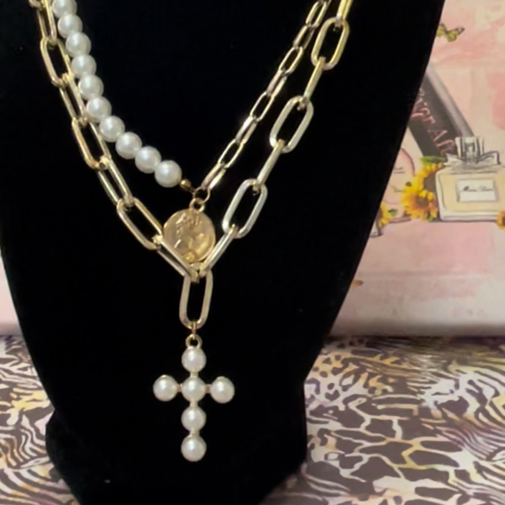 beautiful fine fantasy necklace with pearls